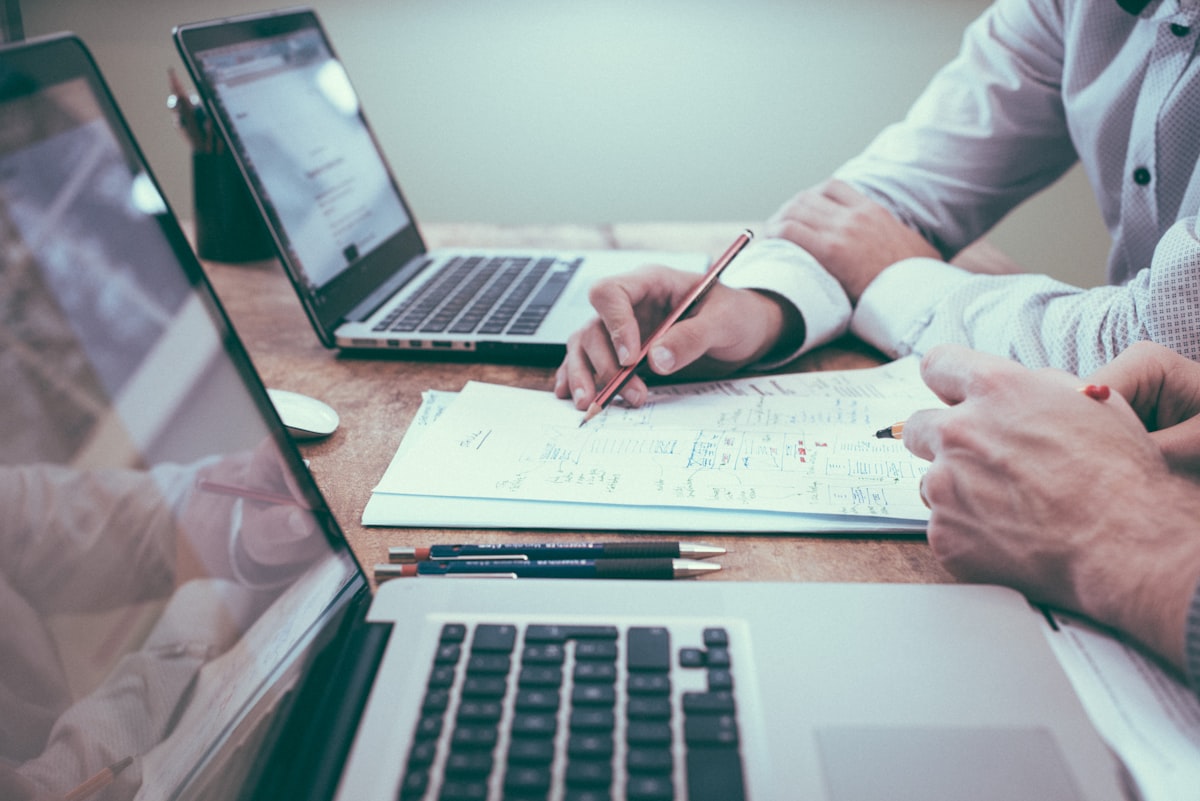 Séance de travail stratégique en équipe
