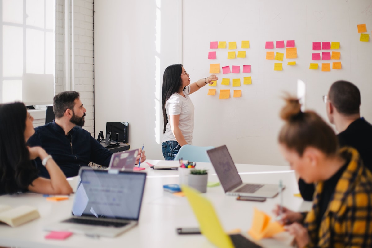 Équipe pluridisciplinaire en session de travail